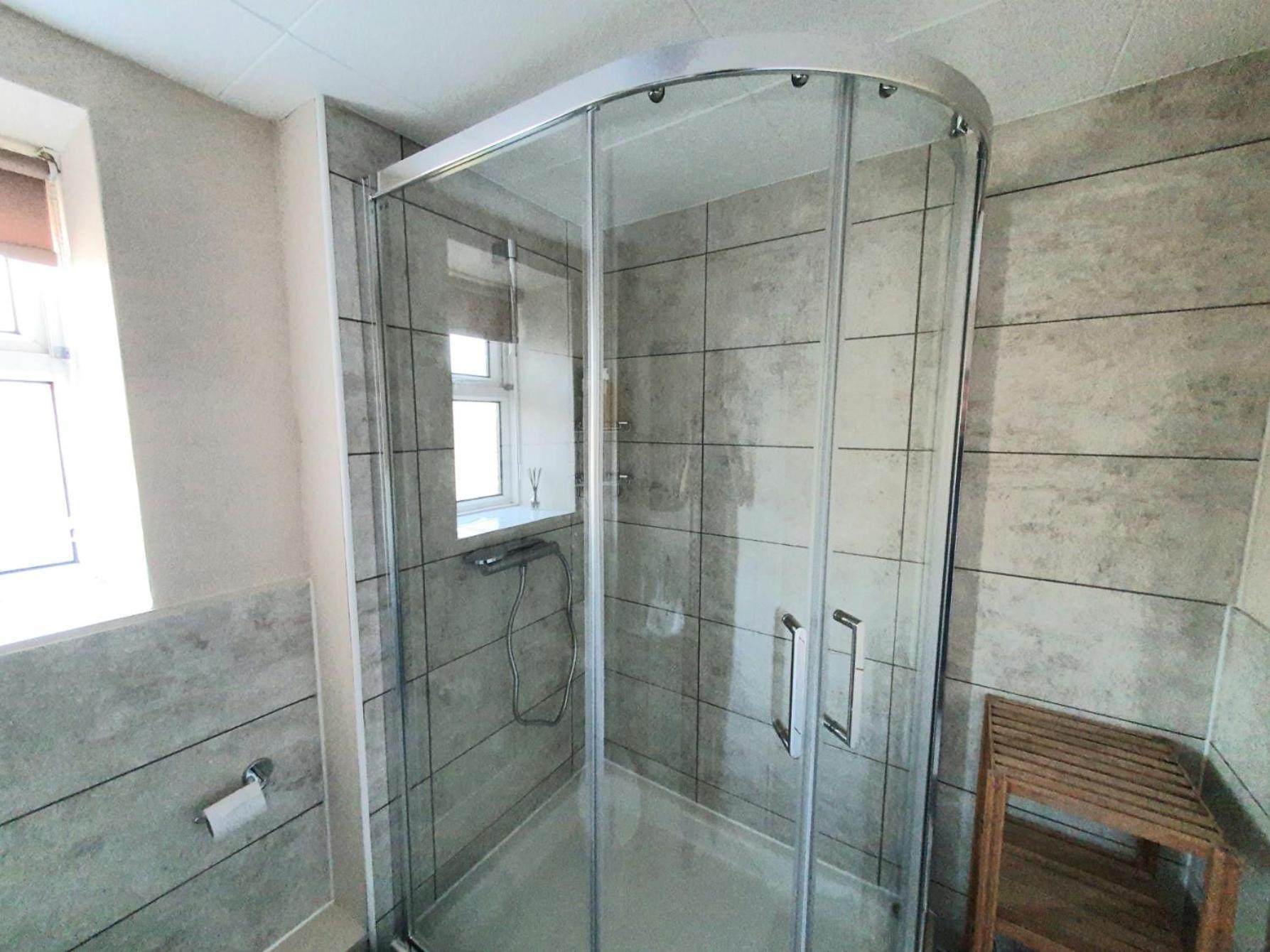 Wentworth Apartment With 2 Bedrooms, Superfast Wi-Fi And Parking Sittingbourne Exterior foto